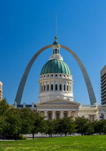 Dome Old Courthouse Louis Missouri Blue Sky Famous Gateway Arch — Stock Photo, Image