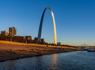 Mississippi nehrindeki alçak su seviyesi St. Louis Missouri 'deki nehir kıyısında yükselen Geçit kemerini sıradışı bir şekilde gösteriyor.