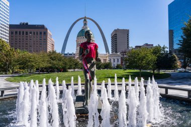 St. Louis, MO - 21 Ekim 2023: St. Louis Missouri 'deki Eski Adliye Sarayı ve yerel futbol tişörtü giymiş heykeliyle Gateway Kemeri