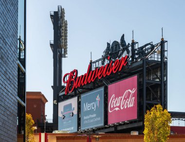 St. Louis, MO - 21 Ekim 2023: Saint Louis Ballpart Village yemek ve eğlence kompleksinin önündeki Budweiser tabelası