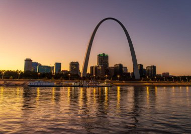 St Louis, MO - 21 Ekim 2023 Mississippi Nehri 'nde alçak su seviyeleri, alacakaranlıkta nehir kıyısında yükselen geçit kemerinin yansımaları.