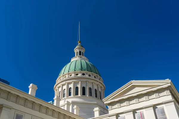 圣路易斯密苏里的老法院大楼在蓝色天空的映衬下进行翻修 — 图库照片