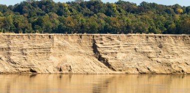Ekim 2023 'te Mississippi Nehri' ndeki aşırı düşük su koşulları Kentucky 'deki kum tepelerini ortaya çıkardı.