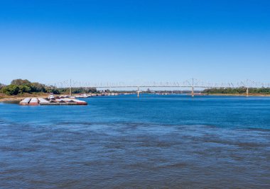 Mavi Ohio nehri ve kahverengi Mississippi nehrinin kavşağında maviler bekliyor. Kahire 'de mavi ve kahverengi çamurlu dereler karışıyor.