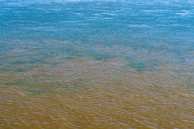 Mavi Ohio nehri ve kahverengi Mississippi nehri birleşimi Kahire, Illinois 'de mavi ve kahverengi çamurlu dereler karışmaya başlıyor.