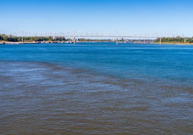 Mavi Ohio nehri ve kahverengi Mississippi nehrinin kavşağında maviler bekliyor. Kahire 'de mavi ve kahverengi çamurlu dereler karışıyor.