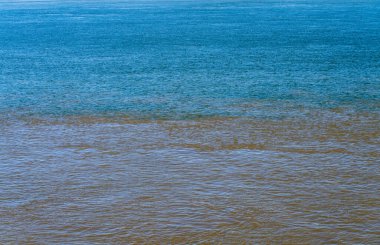 Mavi Ohio nehri ve kahverengi Mississippi nehri birleşimi Kahire, Illinois 'de mavi ve kahverengi çamurlu dereler karışmaya başlıyor.