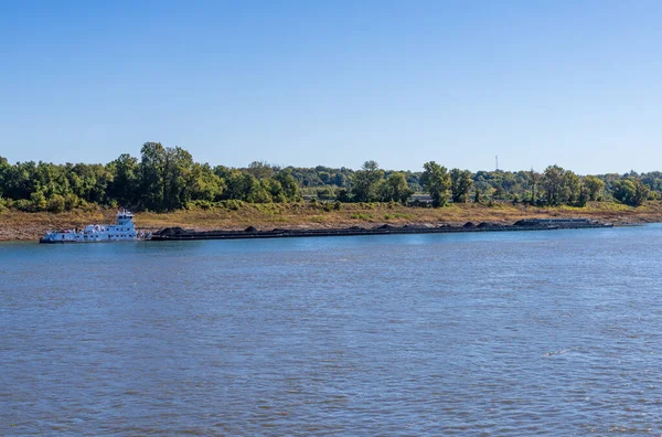 Large Tug Boat Pushing Rows Barges Coal Products Mississippi River — Stock Photo, Image