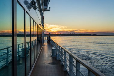 Mississippi nehrinin aşağısında gün batımı bir nehir teknesinin camlarına yansıdı.