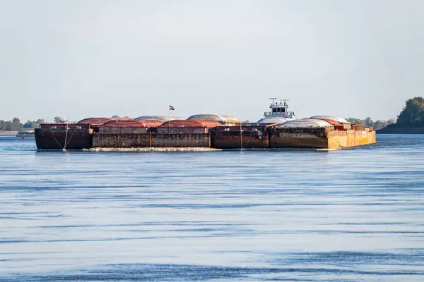 Barges Fret Approchant Dessus Des Eaux Calmes Fleuve Mississippi Dans — Photo