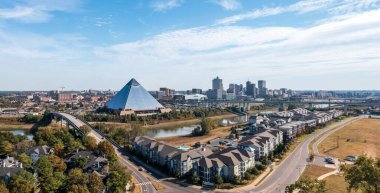 Memphis Tennessee 'nin panoramik manzarası Mississippi nehrinin su seviyesi düşük.