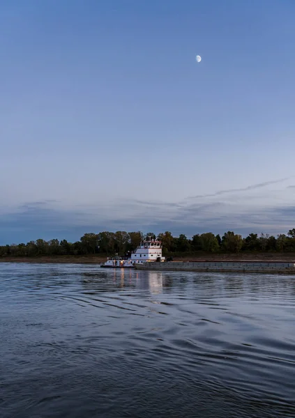Nákladní Čluny Proplouvají Klidnými Vodami Řeky Mississippi Soumraku Měsícem Vysoko — Stock fotografie