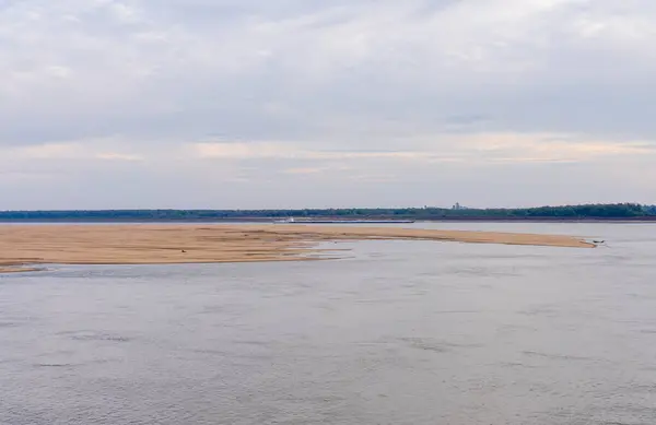 2023년 10월 그린빌 미시시피 강에서 극단적인 저수조 조건으로 은행의 파노라마 — 스톡 사진
