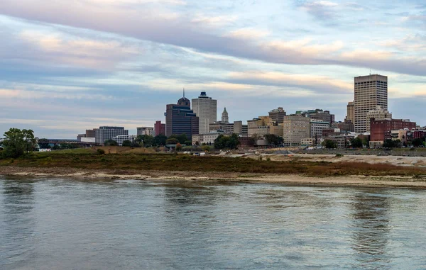 メンフィス 2023年10月23日 ミシシッピ川の水位が低いメンフィス テネシーの街並み — ストック写真