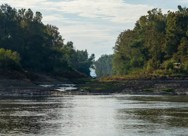 Malý Přítok Řeky Mississippi Extrémně Nízkých Vodních Podmínkách Poškozenými Betonovými — Stock fotografie