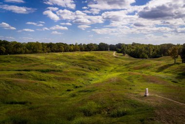 Mississippi 'deki Vicksburg iç savaş muharebesinin Illinois Anıtı önünde savaş meydanı