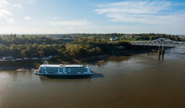 Natchez, MS - 26 Ekim 2023: Viking Mississippi yolcu gemisi alçak su sırasında tepenin altına yanaştı