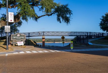Natchez, MS - 26 Ekim 2023 Mississippi nehri kıyısındaki Magnolia Bluffs Kumarhanesine giden yolda İç Çekmeler Köprüsü