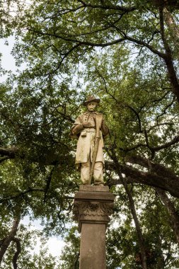 Tartışmalı heykel ve kafası karışmış askerin Natchez, Mississippi 'deki bir parkta teslim oluşunun anıtı.