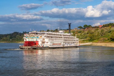 Natchez, MS - 26 Ekim 2023: Buharlı gemi ile Amerikan Kraliçesi Natchez Mississippi 'den yola çıkıyor.