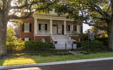 Natchez, MS - 26 Ekim 2023: Natchez Mississippi 'deki Papaz Evi olarak bilinen tarihi evin önü