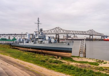 USS Kidd savaş gemisi Louisiana, LA 'de Mississippi' nin nehir kıyısında kıyıya vurdu.