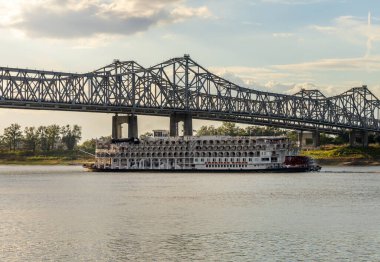 Natchez, MS - 26 Ekim 2023: Paddle Steamer nehir gezisi gemisi Amerikan Kraliçesi Natchez Mississippi 'den eyalet köprüsü altından kalkıyor.