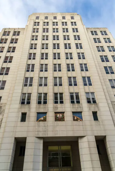 路易斯安那州首府巴吞鲁日的政府大楼上用木兰花装饰的艺术装饰风格 — 图库照片