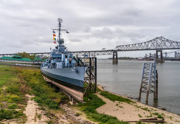 号军舰在路易斯安那州的密西西比河岸边的低水中搁浅 免版税图库照片