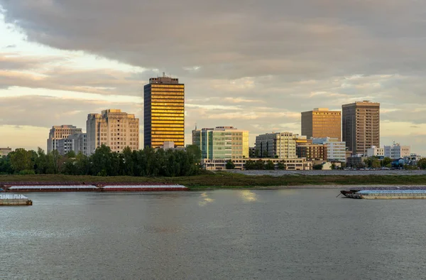 미시시피 바지선과 보트를 루이지애나 수도인 Baton Rouge 스카이라인으로 스톡 사진