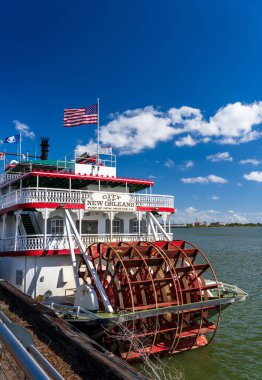 New Orleans, LA - 28 Ekim 2023: New Orleans şehri Louisiana 'da Mississippi Nehri kıyısına yanaştı