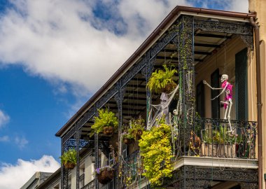 Fransız Mahallesi 'ndeki geleneksel New Orleans binasında cadılar bayramı süslemeleri işlenmiş demir balkonlarla yapılıyor.