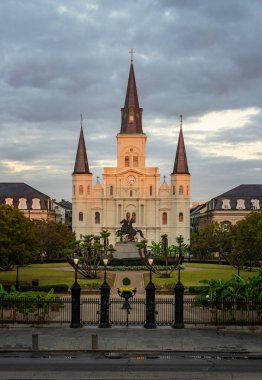 Güneşin doğuşundan gelen ışınlar, New Orleans 'ta Louisiana' da bulunan Andrew Jackson heykeliyle Fransa Kralı St. Louis Katedrali 'nin ön cephesine vurdu.
