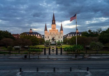 Güneşin doğuşundan gelen ışınlar, New Orleans 'ta Louisiana' da bulunan Andrew Jackson heykeliyle Fransa Kralı St. Louis Katedrali 'nin ön cephesine vurdu.