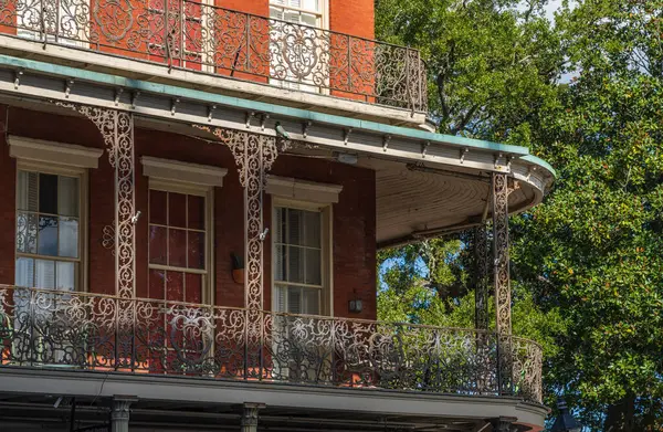 Şehrin Fransız Mahallesi Ndeki Geleneksel New Orleans Binasının Köşesinde Işlenmiş Telifsiz Stok Fotoğraflar