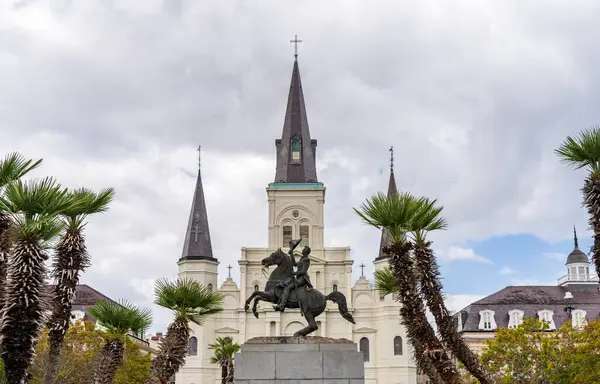 位于路易斯安那州新奥尔良法国区的圣路易斯大教堂的立面 上面有安德鲁杰克逊的雕像 图库照片