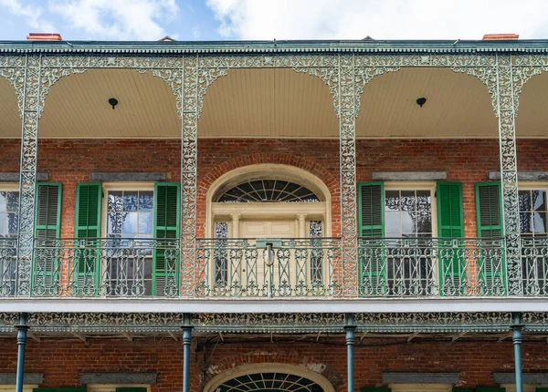 Şehrin Fransız Mahallesi Ndeki Geleneksel New Orleans Binasının Cephesinde Işlenmiş Stok Fotoğraf