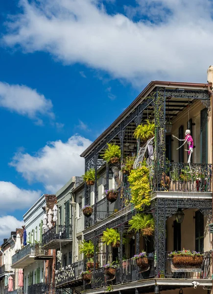 法国区传统新奥尔良建筑的万圣节装饰用锻铁做的阳台 免版税图库图片