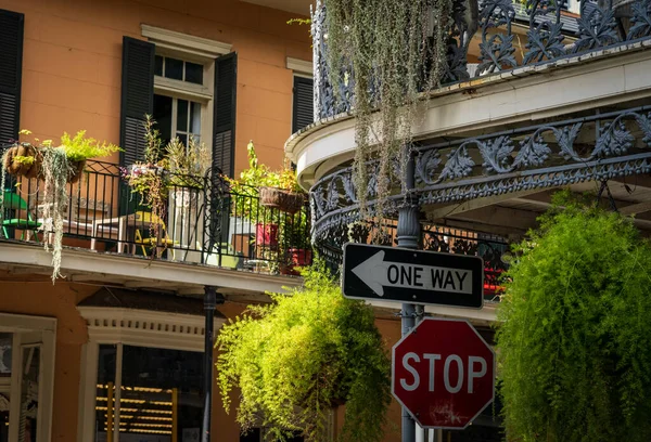 Cesti Sospesi Sul Tradizionale Edificio New Orleans Royal Street Nel Immagini Stock Royalty Free