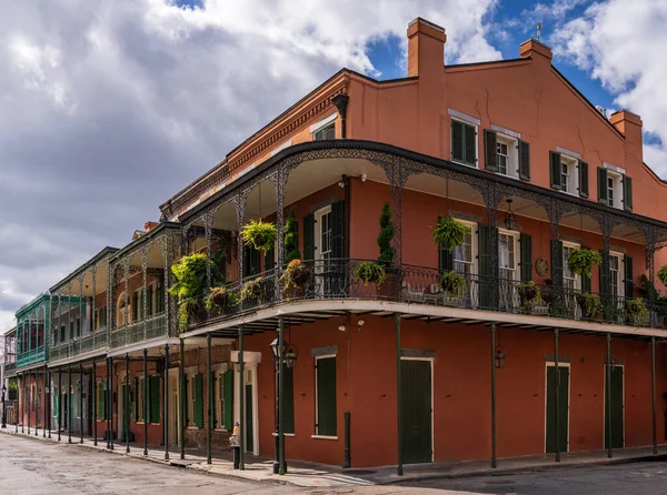 Cestas Colgantes Tradicional Edificio Esquina Nueva Orleans Barrio Francés Con Fotos de stock libres de derechos