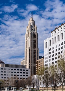 Süslü Art Deco LeVeque kulesi Columbus Ohio siluetinin üzerinde duruyor.