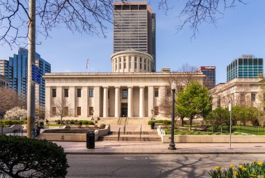 Columbus, OH - 7 Nisan 2024: Columbus 'un finans bölgesindeki Ohio State Capitol binasının yan girişi