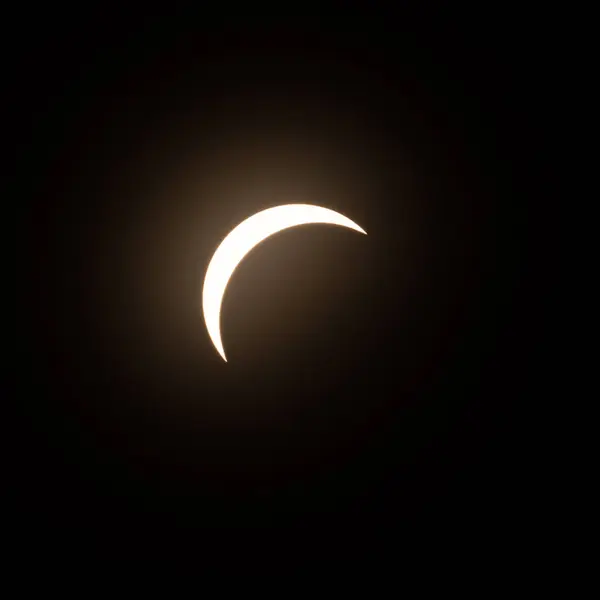 Slutskedet Solförmörkelsen April 2024 Med Månen Börjar Täcka Solen Stockbild