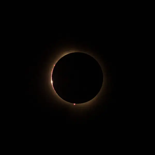 Imagem Eclipse Solar 2024 Com Lua Finalmente Cobrindo Sol Bailys Imagem De Stock