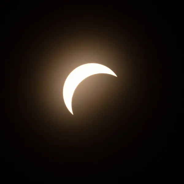 Etapa Inicial Del Eclipse Solar Abril 2024 Con Luna Empezando Imagen de stock