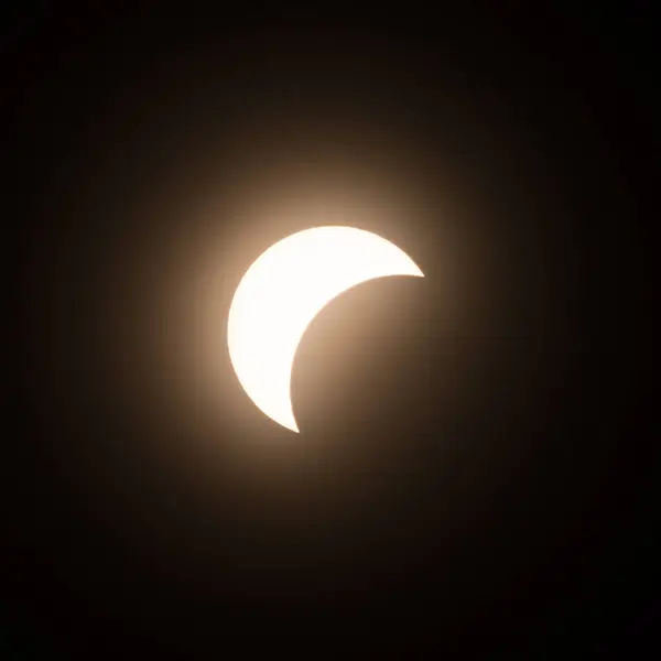 Časné Stádium Zatmění Slunce Dubnu 2024 Měsícem Začíná Zakrývat Slunce Stock Obrázky
