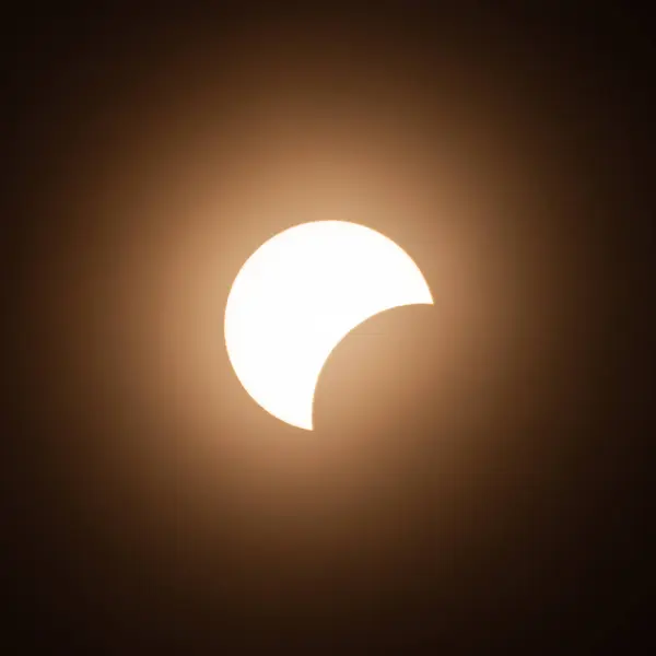 Časné Stádium Zatmění Slunce Dubnu 2024 Měsícem Začíná Zakrývat Slunce Stock Fotografie
