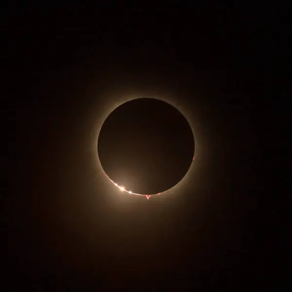 Изображения Солнечного Затмения 2024 Году Луной Наконец Покрывающей Солнце Световые Стоковое Фото