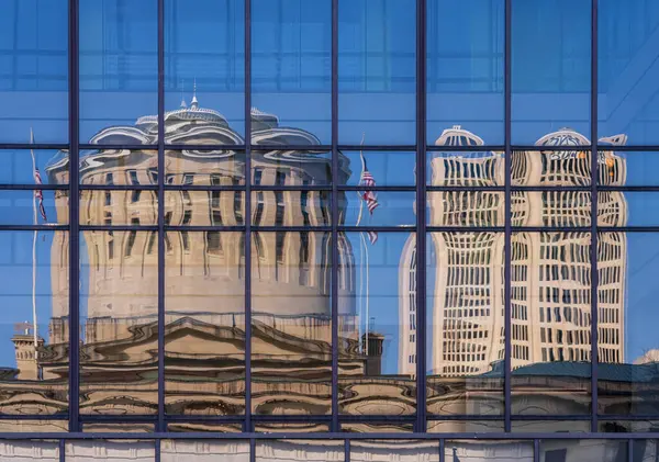 Отражение Здания Капитолия Штата Огайо Окнах Офисного Здания Через Дорогу Лицензионные Стоковые Фото