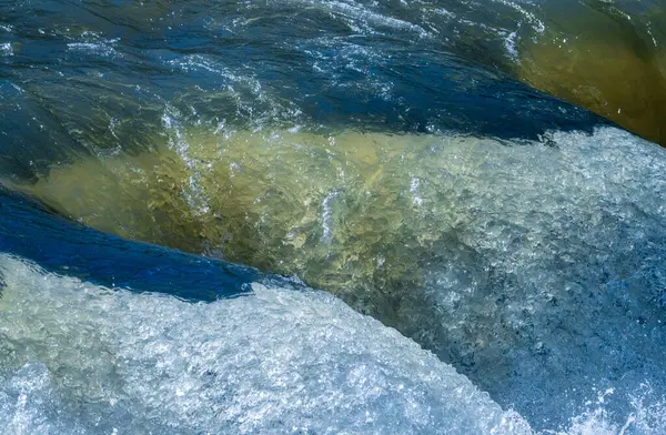 ウェストバージニア州フェアモント近くのティガート川のバレーフォールズ州立公園の岩の上に流れる激しい水の凍った動きの眺め ストックフォト
